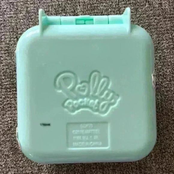 Polly Pocket Green Compact Butterfly Park Garden Picnic with Doll & Snail GDK79 - Picture 2 of 6